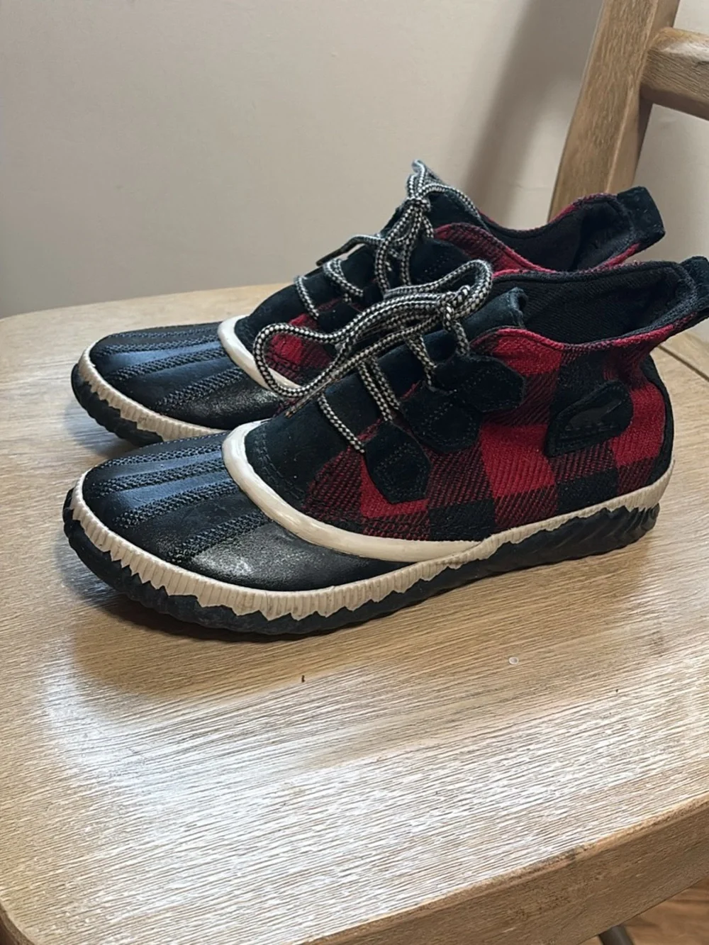 Sorel Out N About Boots Women Size 8.5 Black Red Buffalo Plaid Wool Rubber (A-6)